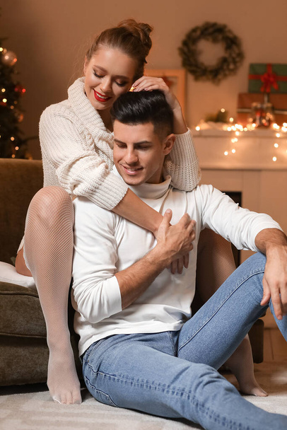 Felice giovane coppia avendo appuntamento romantico alla vigilia di Natale - Foto, immagini