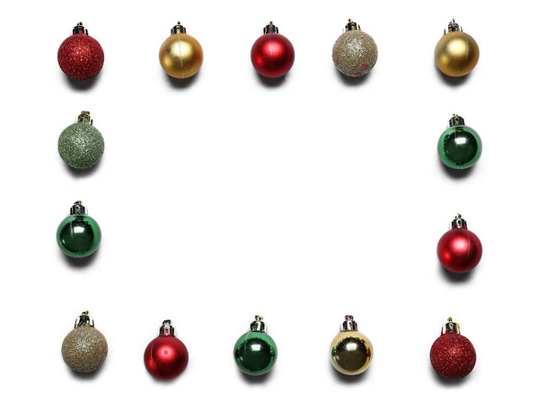 Frame gemaakt van verschillende kerstballen op lichte achtergrond - Foto, afbeelding