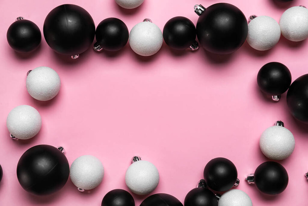 Quadro feito de bolas de Natal diferentes no fundo rosa, close-up - Foto, Imagem