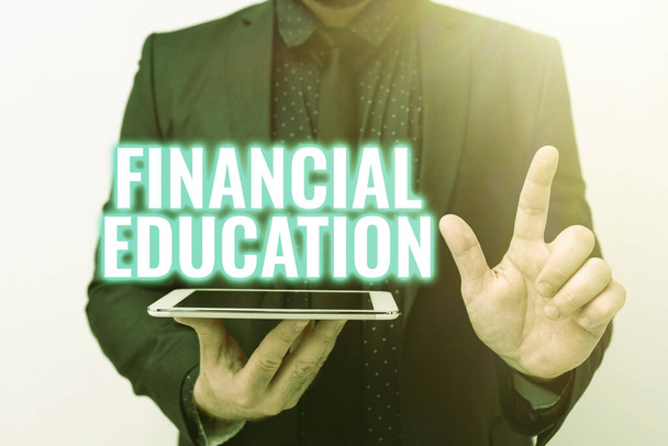Schild mit der Aufschrift "Financial Education". Geschäftsansatz Monetäre Bereiche wie Finanzen und Investitionen verstehen und neue technologische Ideen zur Diskussion stellen - Foto, Bild