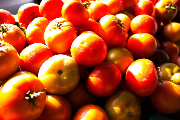 Limassol, Chypre - 11 décembre 2021 Les fruits vendus sur le marché du samedi à Limassol pendant l'épidémie de coronavirus frappant Chypre, le port d'un masque est obligatoire - Photo, image