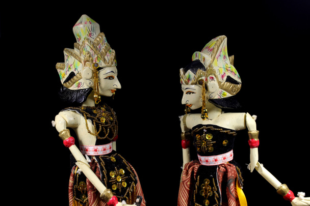 Ein paar Wayang Golek von Rama und Shinta mit Duotonakzent isoliert auf schwarzem Hintergrund. Wayang golek ist eine der traditionellen sundanesischen Marionettenkünste aus Holz aus Westjava, Indonesien. - Foto, Bild