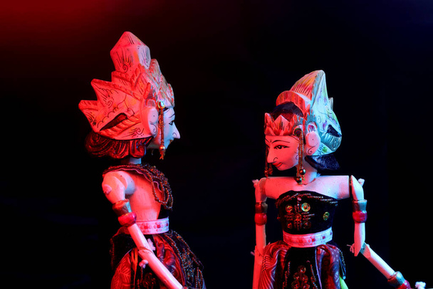 Un couple de Wayang Golek de Rama et Shinta avec duotone mettre en évidence isolé sur fond noir. Wayang golek est l'un des arts de la marionnette traditionnels sundaniens en bois de Java occidental, Indonésie. - Photo, image