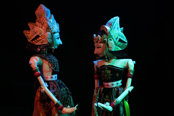 Ein paar Wayang Golek von Rama und Shinta mit Duotonakzent isoliert auf schwarzem Hintergrund. Wayang golek ist eine der traditionellen sundanesischen Marionettenkünste aus Holz aus Westjava, Indonesien. - Foto, Bild