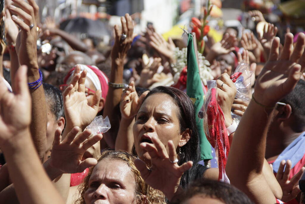 salvador, bahia, brazil - 4 Δεκεμβρίου 2015: χέρια που υψώνονται κατά τη διάρκεια της λειτουργίας προς τιμήν της Σάντα Μπάρμπαρα στο Pelourinho, ιστορικό κέντρο της πόλης του Σαλβαδόρ. - Φωτογραφία, εικόνα