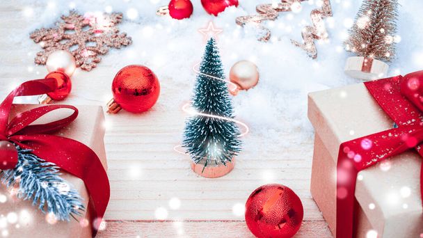 Tavola di sfondo di Natale. Decorazione invernale in legno sfondo. Tavola natalizia con vecchia parete rustica, neve bianca ghiacciata, palline d'oro e confezione regalo. Nuovo regalo di fiocco rosso anno - Foto, immagini