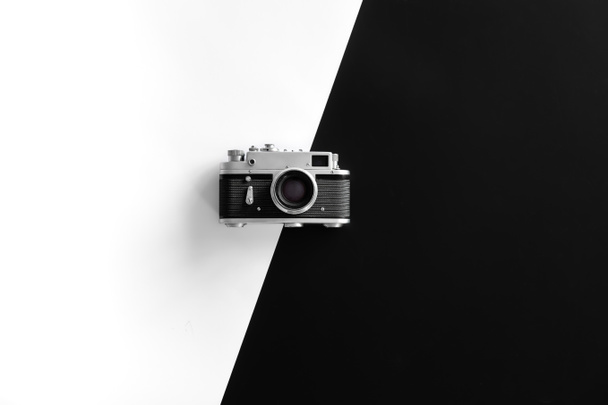 Vintage-Retro-Kamera auf schwarz-weißem Hintergrund, flache Verlegung. - Foto, Bild