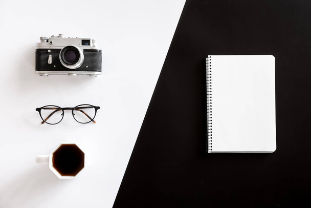 Câmera vintage, xícara de café, óculos e bloco de notas, flat lay. - Foto, Imagem