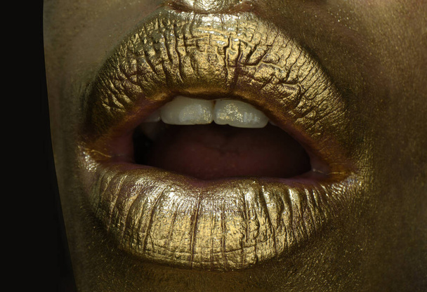 Sexy girl golden lips, gold mouth, surprise. Glowing gold skin make-up. Glitter metallic shine golden lipgloss makeup. Glamour golden lips. - Фото, зображення