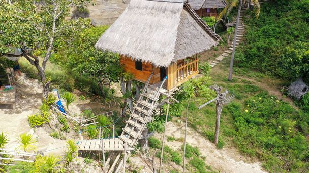La Molenteng Tree House o Rumah Pohon nella bellissima costa dell'isola di Nusa Penida, Bali, Indonesia - Foto, immagini