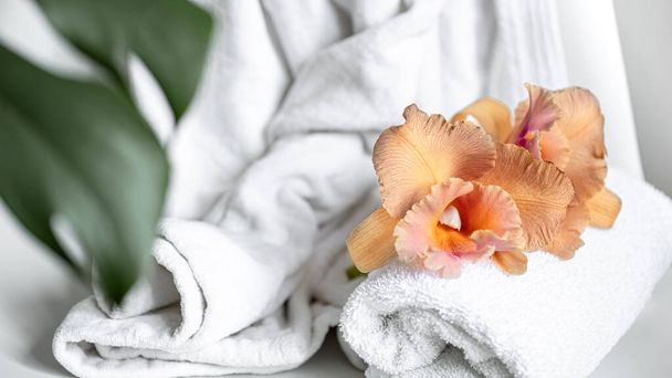 Σύνθεση Spa με αξεσουάρ μπάνιου και λουλούδια ορχιδέας Ταϊλάνδης. - Φωτογραφία, εικόνα