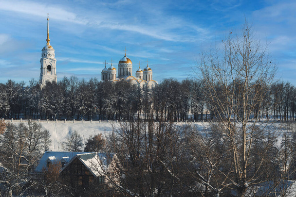 Vladimir city on a winter day. View of the Assumption Cathedral. - Foto, imagen