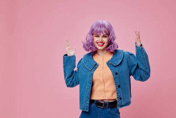 Позитивная молодая женщина фиолетовая мода волосы позируя гламурная модель студии неизменным очень peri - Фото, изображение