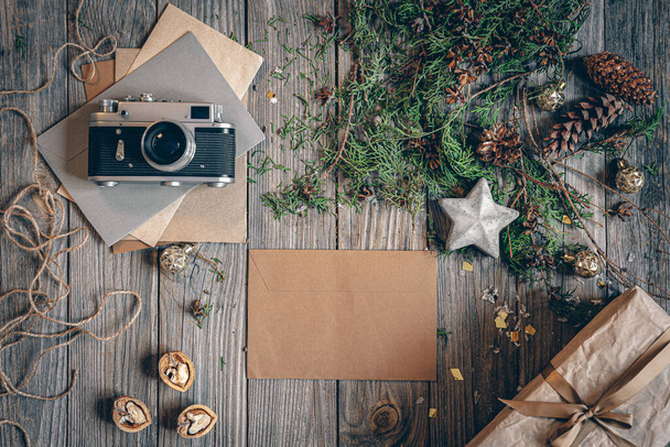 フラットはレトロカメラと手紙でクリスマスの背景をレイアウト. - 写真・画像