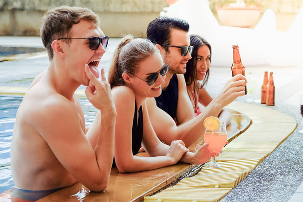 Retrato sexy bikini fiesta junto a la piscina disfrutar de conocer a amigos de grupo que se divierten en la piscina, la vida feliz en la temporada de verano - Foto, Imagen