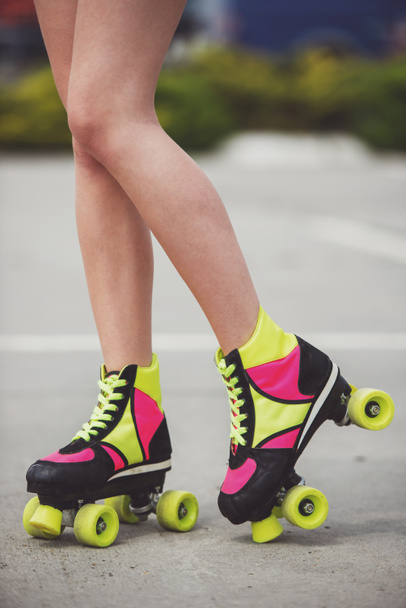 Крупный план женских ног в роликовых коньках. Вид сбоку
. - Фото, изображение