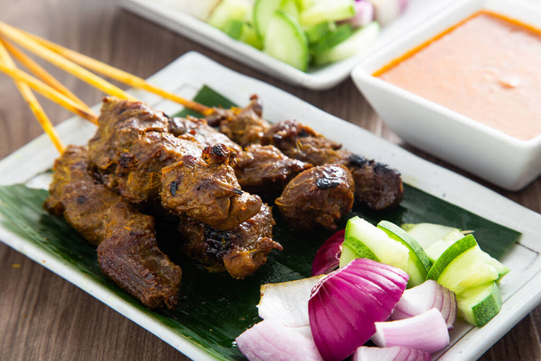 Satay de mouton malaisien avec délicieuse sauce aux arachides. nourriture célèbre en Asie du Sud-Est. - Photo, image