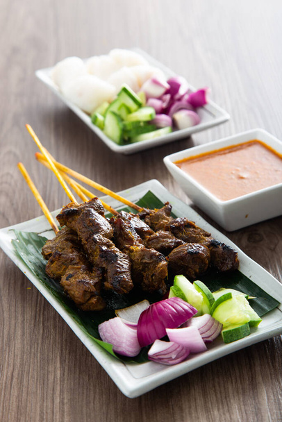Maleisische schapenvlees saté met heerlijke pinda saus. beroemde gerechten in Zuidoost-Azië. - Foto, afbeelding