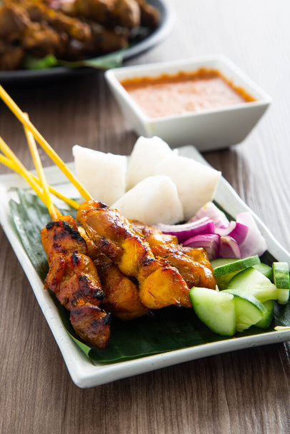 Satay de poulet malaisien avec délicieuse sauce aux arachides. nourriture célèbre en Asie du Sud-Est. - Photo, image