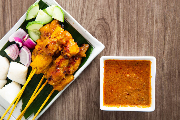Satay malese di pollo con deliziosa salsa di arachidi. cibo famoso nel sud-est asiatico. - Foto, immagini