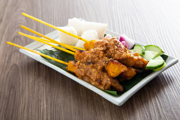 Maleisische kip saté met heerlijke pinda saus. beroemde gerechten in Zuidoost-Azië. - Foto, afbeelding