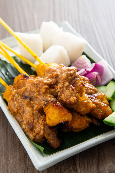 Maleisische kip saté met heerlijke pinda saus. beroemde gerechten in Zuidoost-Azië. - Foto, afbeelding