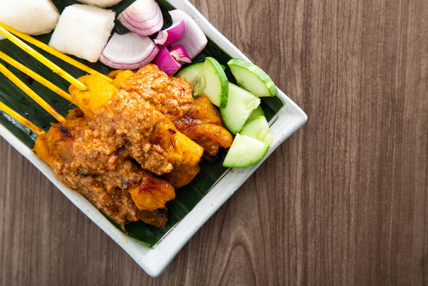 Malajský kuřecí satay s výbornou arašídovou omáčkou. slavné jídlo v jihovýchodní Asii. - Fotografie, Obrázek