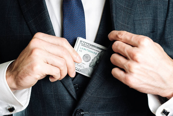 Доллар. Деловой человек держит в руках американские деньги Вашингтона. Денежный фон США - Фото, изображение