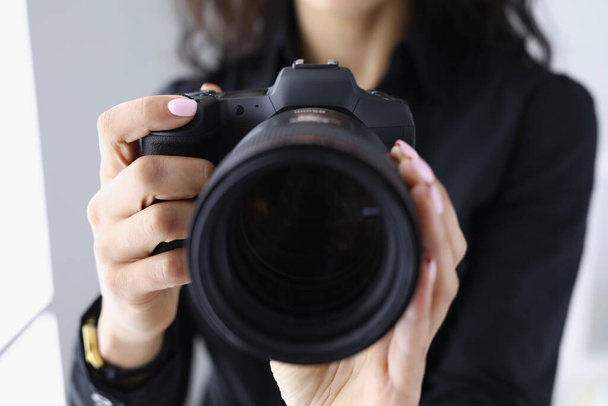 Fotógrafo mulher profissional segurar último modelo de fotocâmera - Foto, Imagem