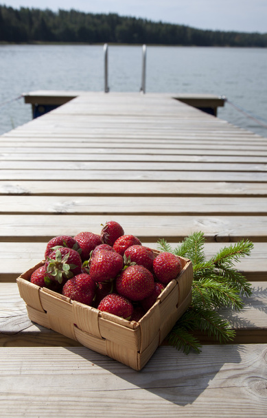 jahody v malé dřevěné koše - Fotografie, Obrázek