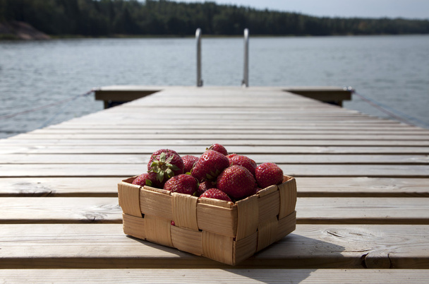  φράουλες σε ένα μικρό ξύλινο καλάθι - Φωτογραφία, εικόνα