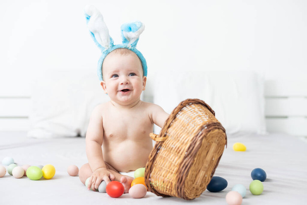 szczęśliwy biały dziecko dziewczyna sześć miesięcy stary noszenie królicze uszy opaska - Zdjęcie, obraz