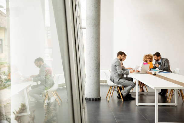 Группа мультиэтнических бизнесменов работает вместе в офисе - Фото, изображение