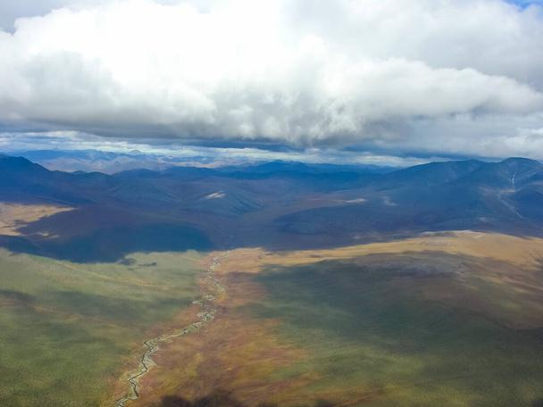Blick auf die Natur und Dörfer von chukotka aus der Höhe des Hubschraubers. - Foto, Bild