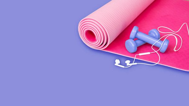 fondo deportivo en colores de moda muy peri con fitness femenino y equipo de yoga - Foto, imagen