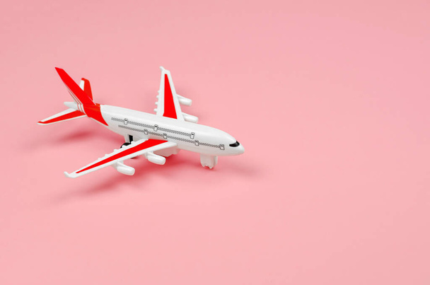 Білий іграшковий літак на рожевому тлі. Концепція подорожей
 - Фото, зображення