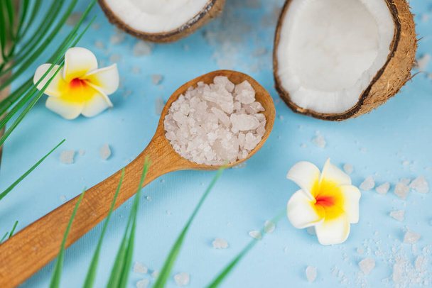 美容のためのココナッツとマンゴーの花の木のスプーンで海塩  - 写真・画像