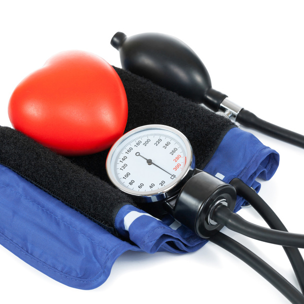 Blutdruck Messwerkzeuge mit rot Spielzeug Herz - Studio-Shooting - Verhältnis 1 zu 1 - Foto, Bild