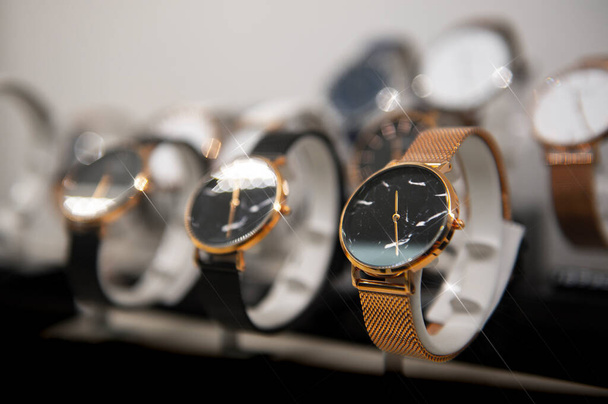 Розкішні годинники в магазині
  - Фото, зображення