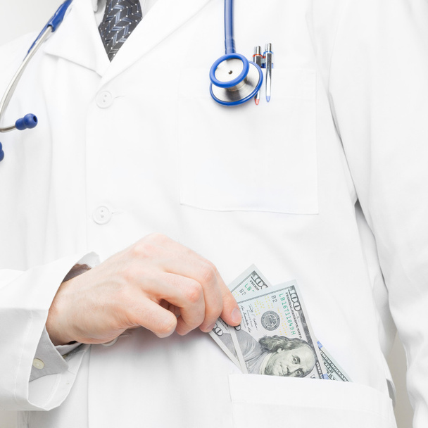 medico mettere soldi in tasca - rapporto 1: 1 - Foto, immagini
