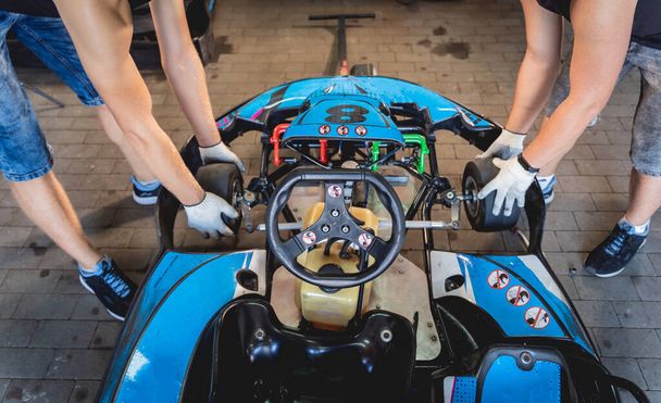 The mechanic go kart racing service change the wheels - 写真・画像