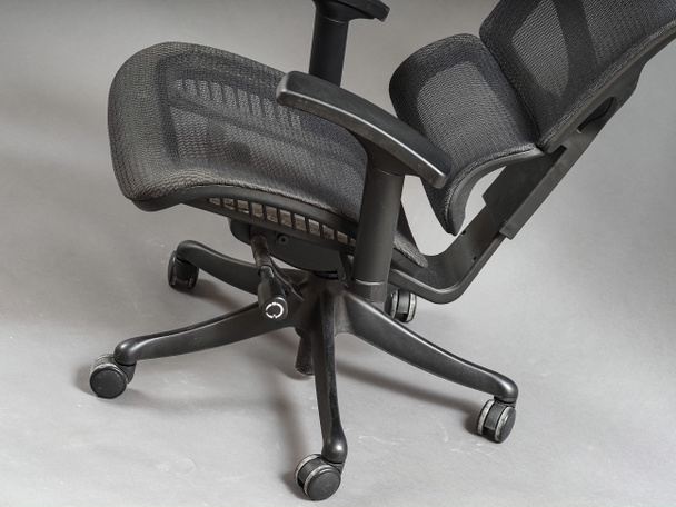 эргономичное современное кресло для работы за компьютером - Фото, изображение