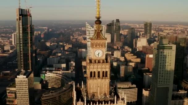 Fly γύρω από το πάνω μέρος του ιστορικού κτιρίου PKIN στο κέντρο της πόλης. Σύγχρονοι ουρανοξύστες επιχειρήσεων στο παρασκήνιο. Βαρσοβία, Πολωνία - Πλάνα, βίντεο