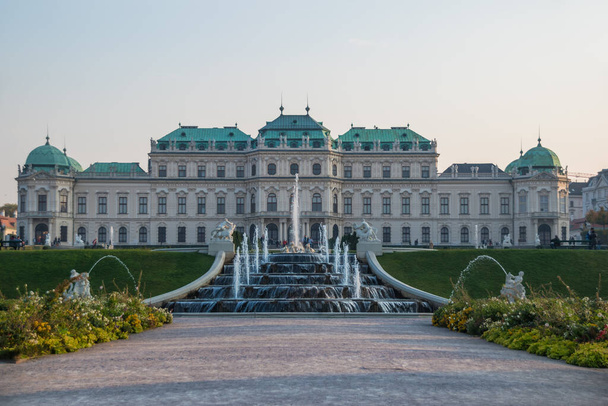 ウィーン,オーストリア, 2018年10月-夕日の間にベルヴェデーレ宮殿の景色 - 写真・画像