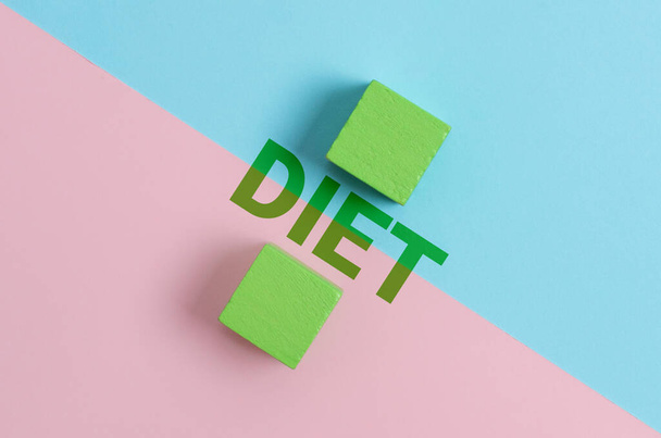 Написание отображения текста Диета. Бизнес-концепция Здоровый образ жизни Снижение потребления вегетарианской пищи Нет холестерина Два объекта расположены лицом наружу на отдельном цветном фоне - Фото, изображение