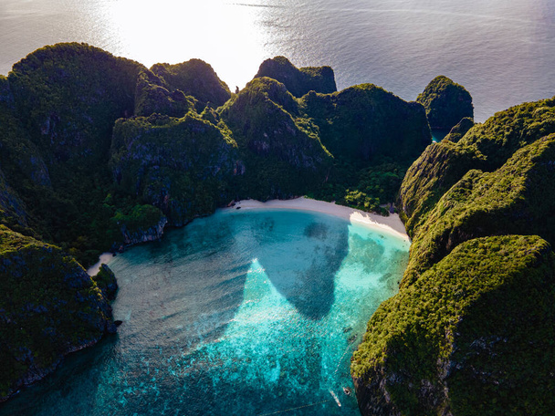 Maya Bay Koh Phi Phi Tajlandia, Dron widok z lotu ptaka Maya Bay Koh Phi Phi Tajlandia - Zdjęcie, obraz