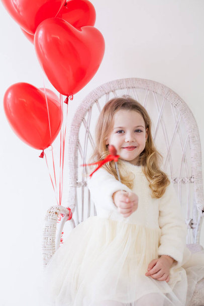 beautiful girl at birthday party with red balloons - Фото, зображення