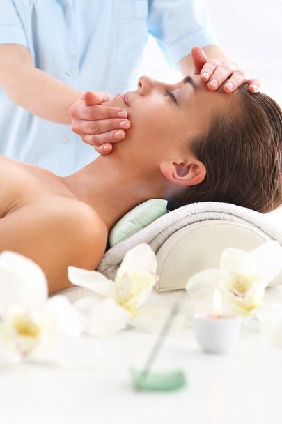 Розслабтеся в спа-салоні - жінка в масажі обличчя
 - Фото, зображення