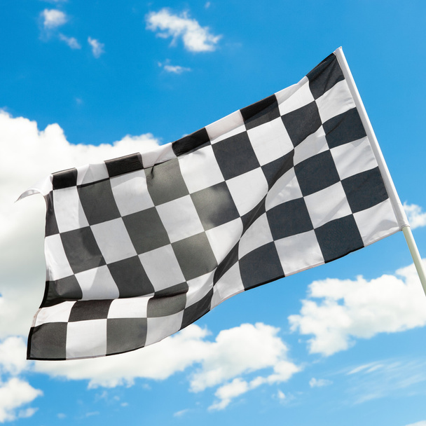 drapeau à damier ondulant dans le vent avec des nuages blancs sur fond - 1 à 1 de ratio - Photo, image