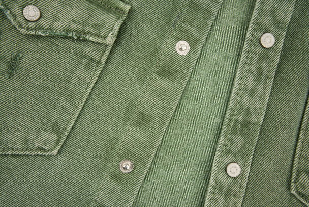 Groen jean shirt geïsoleerd op witte achtergrond. Close-up van Denim Jacket. Denim jeans achtergrond zak met naad. Casual stedelijke klassieke mode kleding op maat concept. - Foto, afbeelding